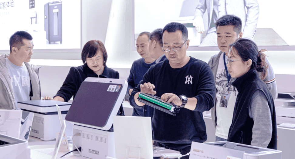 24年得力数码打印新品推介会隆重召开爱游戏ayx善印起航智绘新篇 20(图1)