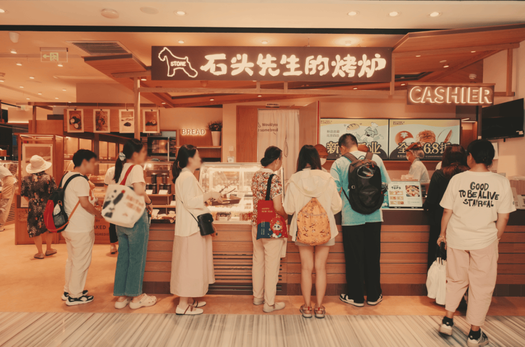 0万！从山东火到全国的烘焙黑马AYX爱游戏排队3h单店周入9(图3)