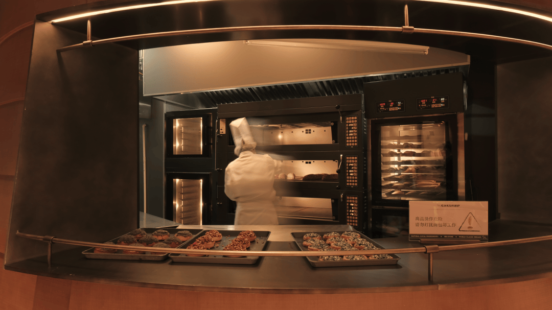 0万!从山东火到全国的烘焙黑马AYX爱游戏排队3h单店周入9(图2) 0万!从山东火到全国的烘焙黑马AYX爱游戏排队3h单店周入9(图2)